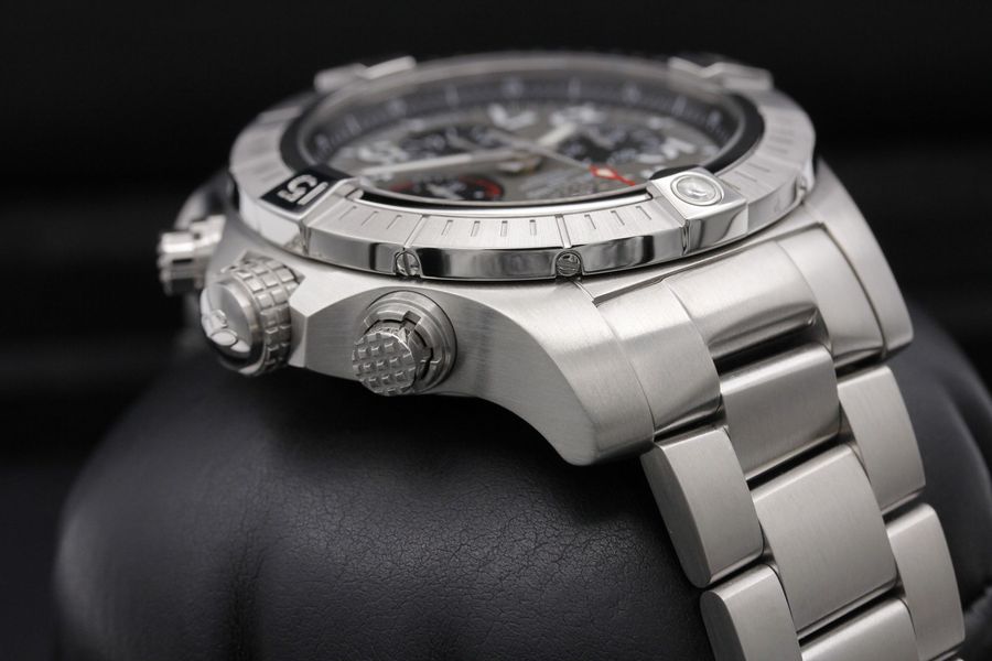 Breitling Avenger B01 Chronograph AB0182